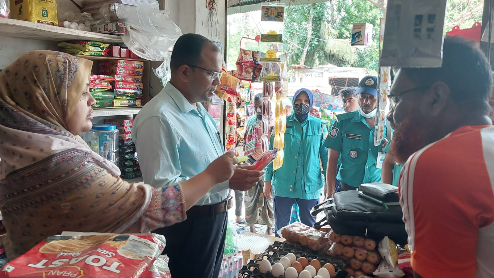 খুলনায় ভোক্তা-অধিকারের কঠোর অভিযানঃ জরিমানা ৮১ হাজার টাকা। 