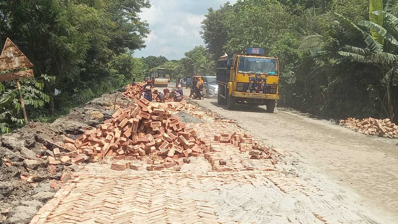 দেড়শো কোটির সড়ক যেন মরণফাঁদ।